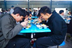 及时倾听学生、积极回应家